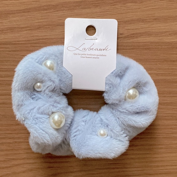 ❤️ La Beaute Soft Pearl Scrunchie Light Purple Blue NWT - Picture 2 of 7